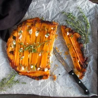 Tarte tatin, chèvre frais, thym et miel